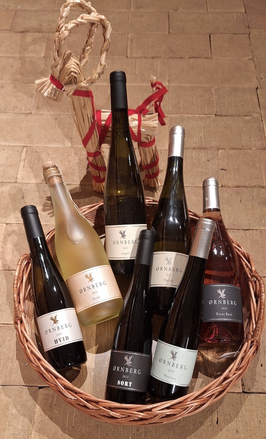 Gift basket with Ørnberg wine and local delicacie